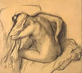 Après le bain, femme s'essuyant les cheveux.