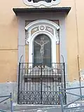 Oratoire à droite de la façade