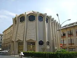 Vue de l'entrée de la synagogue