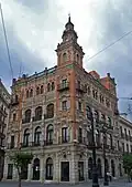 L'édifice de Telefónica situé à l'angle sud-est de la place, œuvre de l'architecte Juan Talavera y Heredia, construit entre 1926 et 1929.