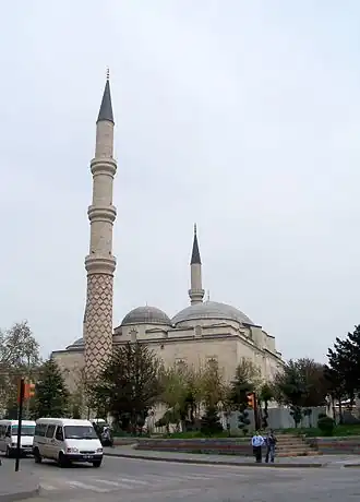 Le minaret, au premier plan, est celui dit « à trois balcons ».
