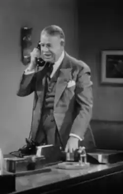 Description de l'image Edmund Mortimer in The Devil Bat (1940).png.