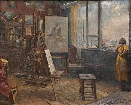 Peinture représentant l'atelier parisien du peintre Édouard Masson. À gauche au fond un meuble en bois garni de divers vases remplis de fleurs, au premier plan une table. Au centre au premier plan le chevalet du peintre, où repose une toile, et au fond une autre toile de l'artiste représentant une dame assise dans une pose qui ressemble étrangement à la droite du tableau, où apparaît une femme de dos, qui regarde par la fenêtre.