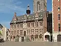 L’hôtel de ville.