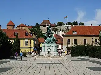 Le square Dobó et le château.