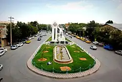 Photo d'un rond-point en forme de rectangle arrondi sur sa largeur, et sur lequel un monument a été construit