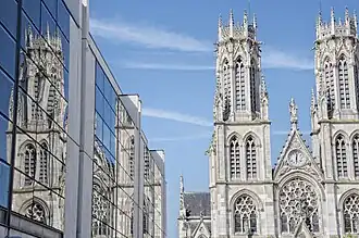 Saint-Léon et son reflet dans l'édifice moderne de la gare réalisé par les architectes François et Henrion.