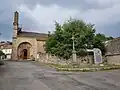 L'église et le monument aux morts.
