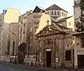 Photographie de la façade de deux églises mitoyennes donnant sur une rue passante.