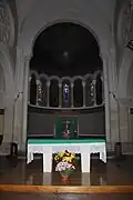 Vue de l'intérieur de l'église : le chœur, l'autel et la fresque du Couronnement de Sainte Anne.
