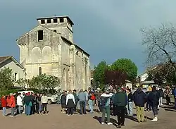 La place de l'Église-Saint-Pierre.