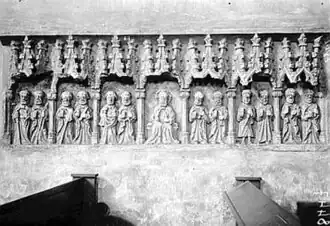 Bas-relief : le Christ et les douze apôtres.