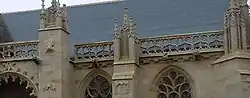 Gros plan sur la balustrade, à la base du toit.