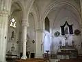 Intérieur néo-gothique de l'église Notre-Dame-de-Recouvrance, avec la chapelle latérale.