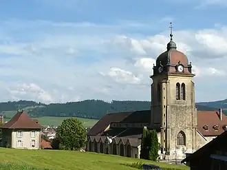 Église Notre-Dame-de-l'Assomption de Morteau à clocher comtois (XVe&nbsp;siècle).