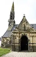 Rosnoën : l'église paroissiale, porche.