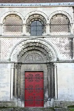 Décor roman dérivé de l'opus reticulatum, église Saint-Étienne de Beauvais, XIIe siècle.