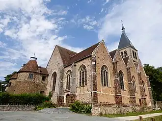Église Saint-Lubin et tours de l'ancien château épiscopal de Pontgouin.