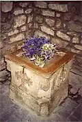 Les fonts baptismaux.