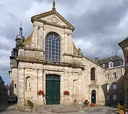 La façade de l'église Saint-Mathurin.