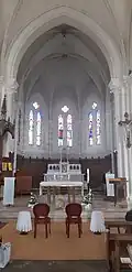 Le chœur et l'autel.