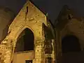 Vestiges de l'église Saint-Aoustrillet, sépulture de Macée.