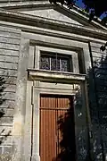 Façade néoclassique avec son fronton triangulaire.