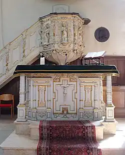 L'autel, surélevé, sous la chaire (2010).
