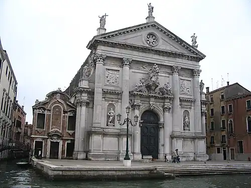 Le rio de S.Stae débouche à gauche de l'église éponyme et de la scuola dei Battioro e Tiraoro