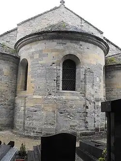Église Saint-Hilaire (XIIe&nbsp;siècle), vue arrière.