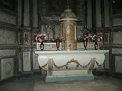 Dans l'église.
