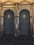 Porte d'entrée principale.