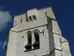Photographie montrant le haut du clocher, restauré en 2012