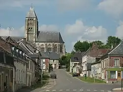 Vue depuis la Grand'place, l'Église fortifiée de Chaourse dominant la bourgade.