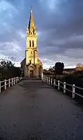 Le bâtiment de l'église Notre-Dame des Fontaines, vu de face.