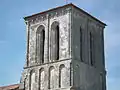 Le clocher roman de l'église.