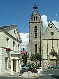 La façade de l'église et la mairie.