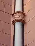 Détail des rares éléments conservés du décor extérieur