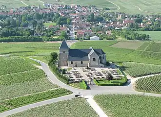 Vue de l'église sur sa butte.