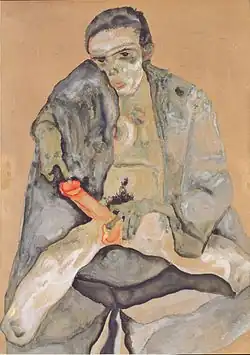 Portrait d'un homme assis de face, nu avec une veste sombre et tenant d'une main son sexe en érection énorme et rouge