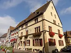 Ancienne auberge « Au Cheval Blanc » (XVIe – XVIIe&nbsp;siècle), 7 place du Château Saint-Léon.