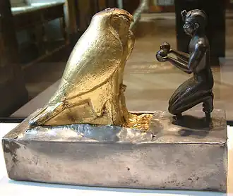 Taharka faisant l'offrande des vases Nou au dieu Hemen XXVe dynastie - Musée du Louvre.