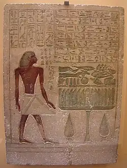 L'intendant Senousret devant sa table d'offrandes, milieu de la XIIe dynastie (Musée du Louvre).