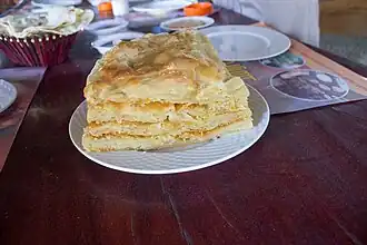 Feteer meshaltet, une pâtisserie souvent consommée en dessert en la trempant dans du miel, de la mélasse et de l'eshta
