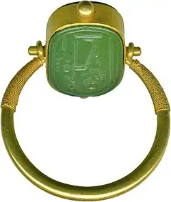 Anneau jaspe vert et or, avec un sceau amovible, Égypte, 664 à 322 av. J.-C., Walters Art Museum, Baltimore, Maryland.
