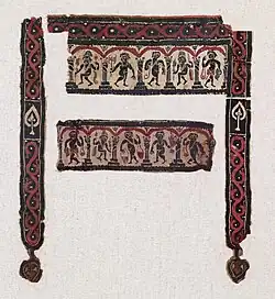 Décoration de vêtement ("Segmentum") avec des personnages sous une arcade. Ve&nbsp;siècle. Broderie de laine sur lin. Walters Art Museum