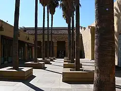 Au no&nbsp;6706-6712 : Grauman's Egyptian Theatre (1922), architectes Meyer & Holler&nbsp;(en).