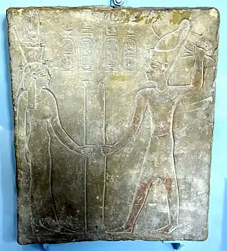 Représentation de Ptolémée&nbsp;II et Arsinoé&nbsp;II, temple de Tanis, British Museum.