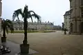 L'aile orientale et la cour d’honneur donnant sur les grandes écuries