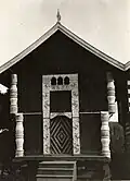 Ornementation remarquable du cadre de la porte du grenier de la ferme Eika Nigard, Telemark, inscrit aux monuments historiques de Norvège, no&nbsp;86676.